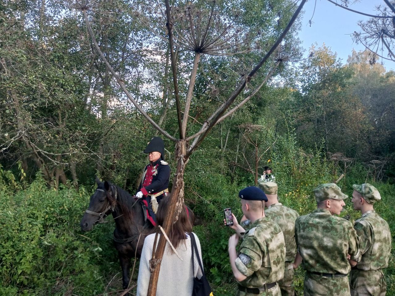 Генерал в мундире 1812 года верхом на вороном коне